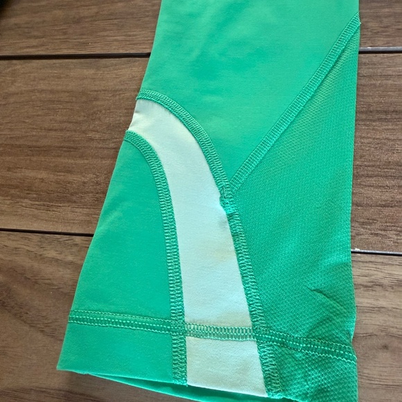 Lululemon Run: Inspire Crop II | Very Green / Fresh Teal | Size 4 - Picture 9 of 10